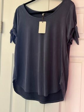 NWT Navy Blue soft drapey short sleeve ties top size large